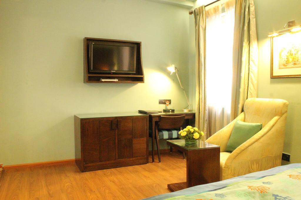 Justa Mg Road Hotel Bangalore Luaran gambar