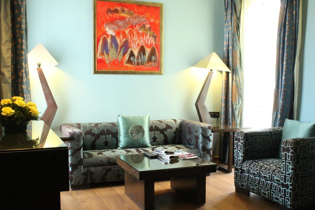 Justa Mg Road Hotel Bangalore Luaran gambar
