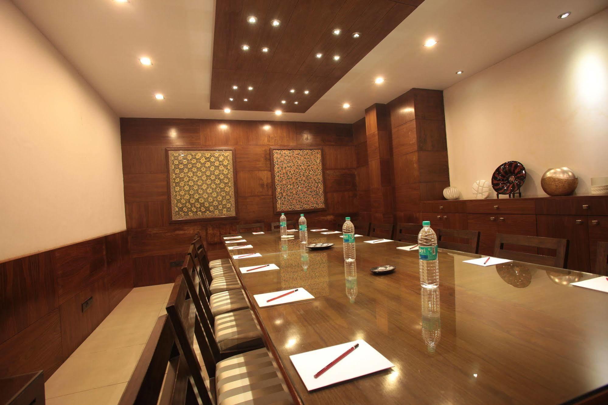 Justa Mg Road Hotel Bangalore Luaran gambar