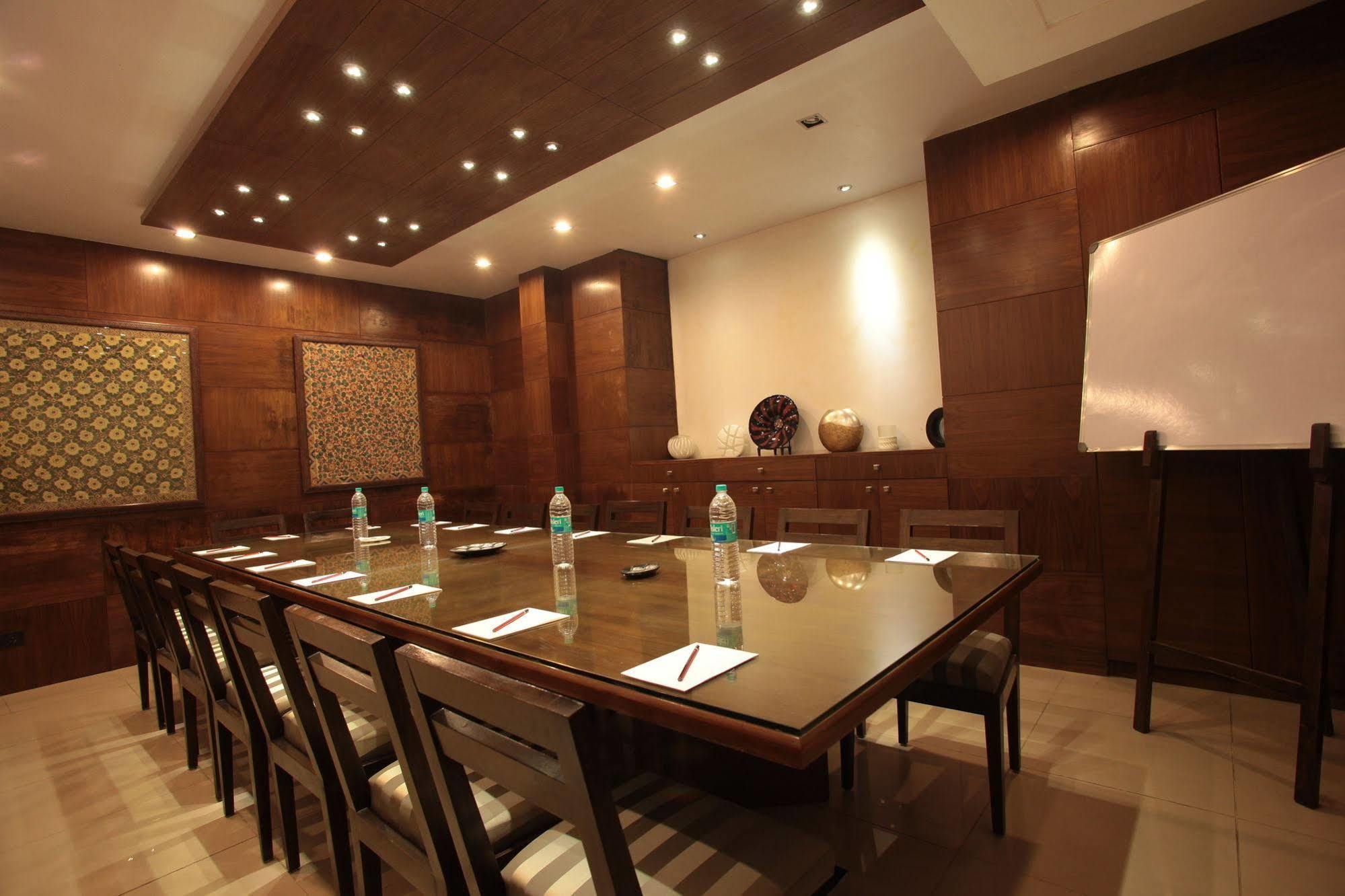 Justa Mg Road Hotel Bangalore Luaran gambar