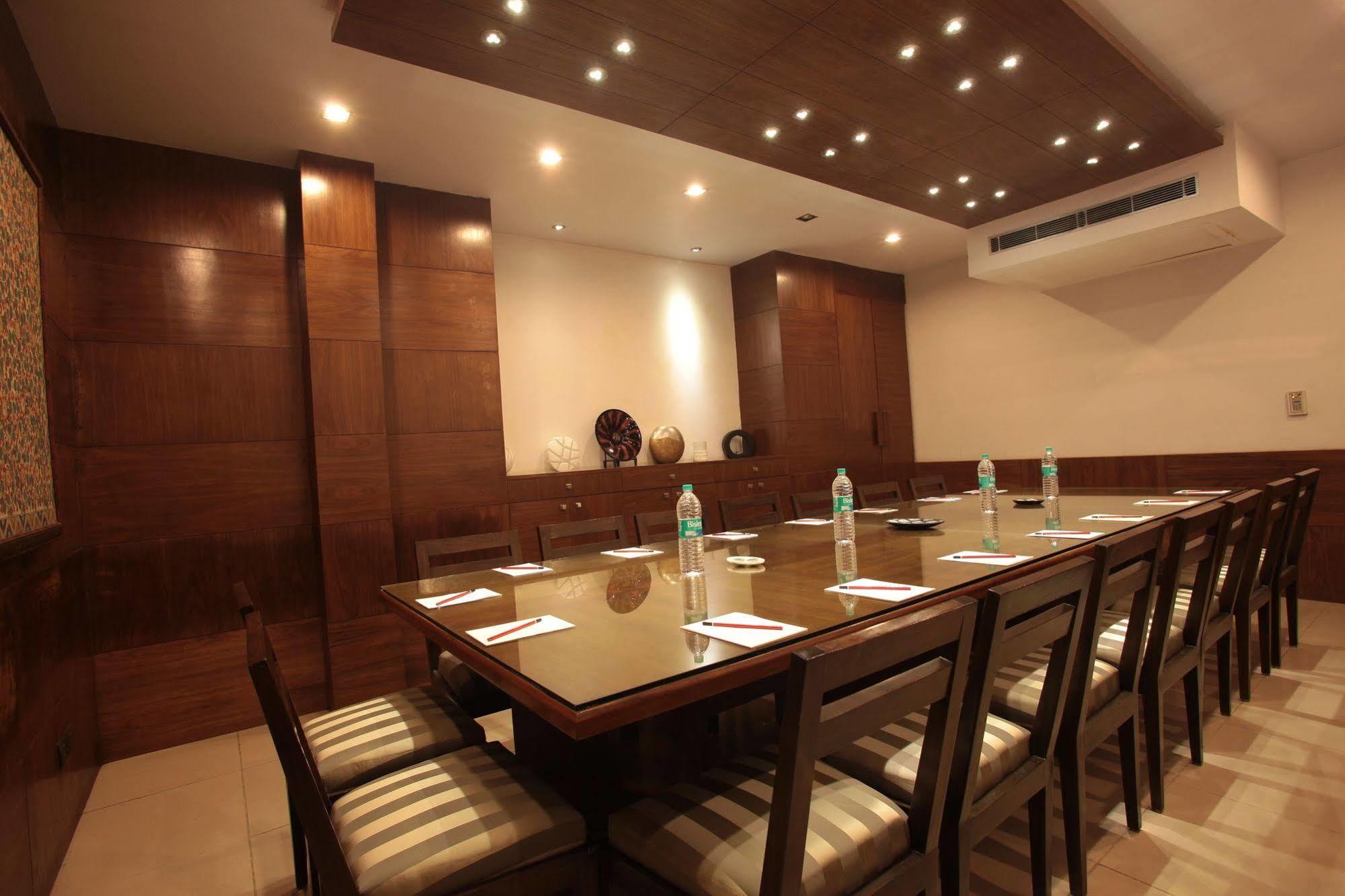 Justa Mg Road Hotel Bangalore Luaran gambar