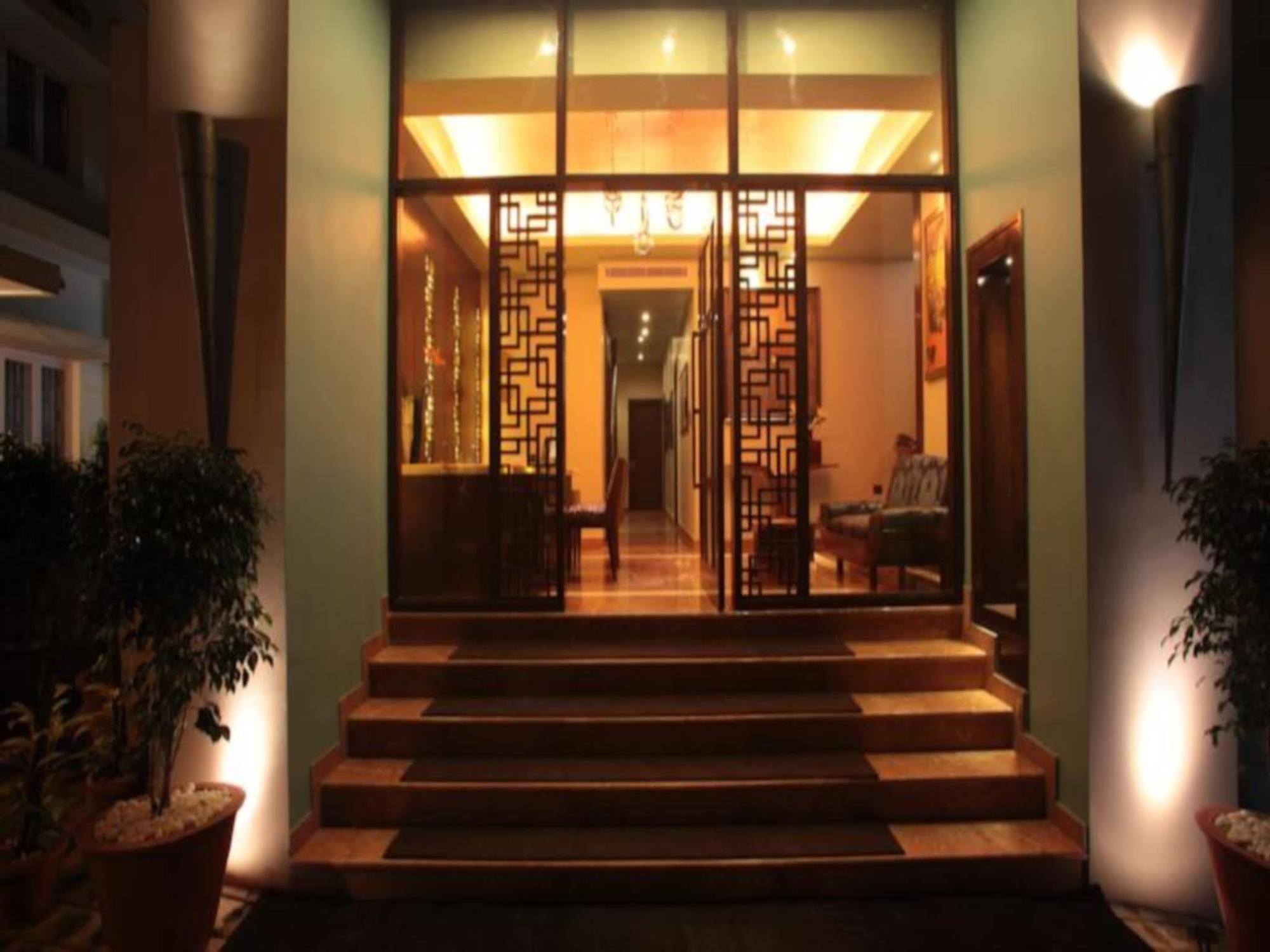 Justa Mg Road Hotel Bangalore Luaran gambar